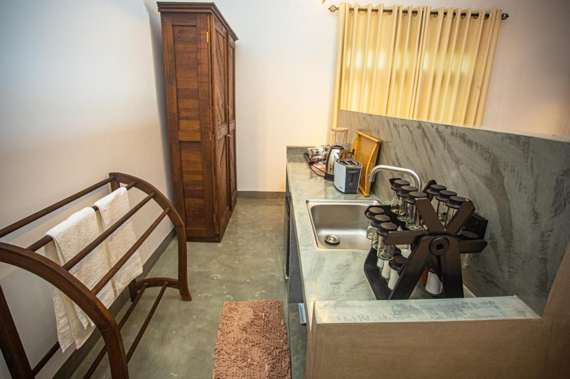 Aki Luna Lagoon Resort Hikkaduwa Eksteriør billede